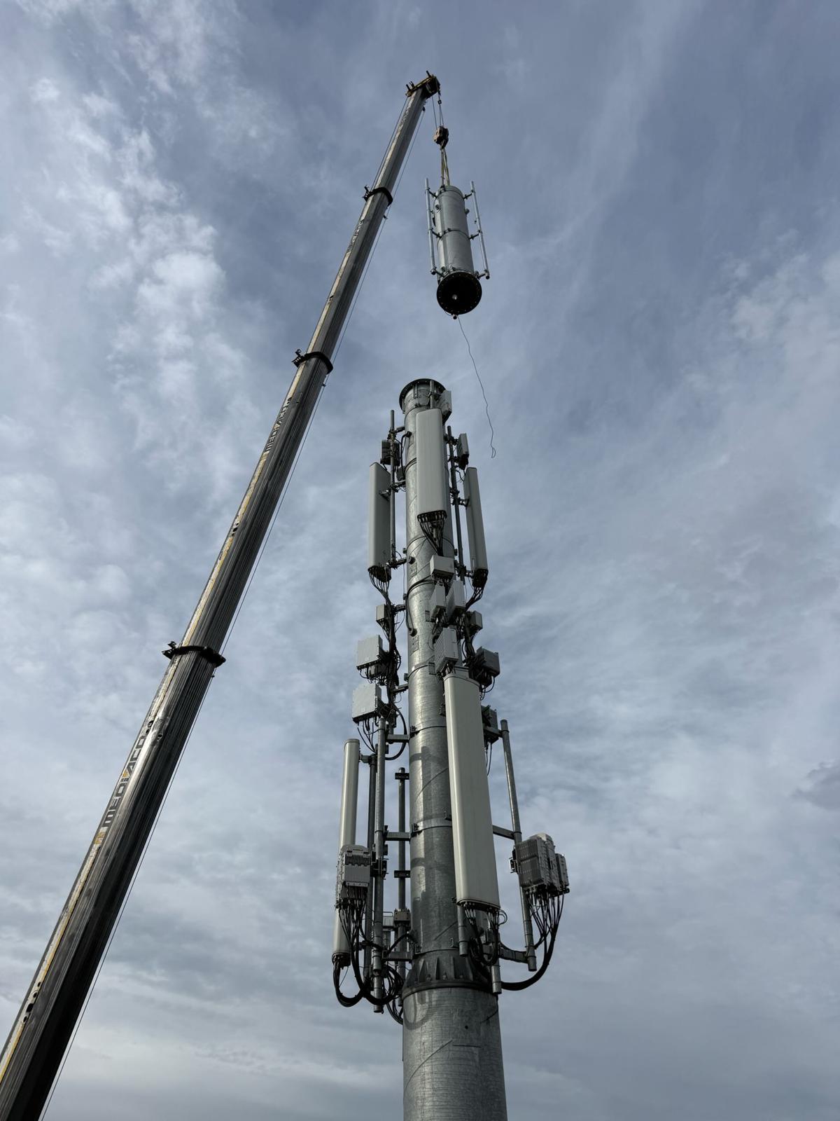 Pylône monotube avec antennes