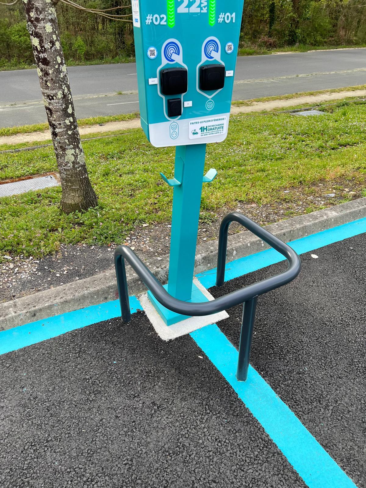 Borne Carrefour Énergies double point de charge