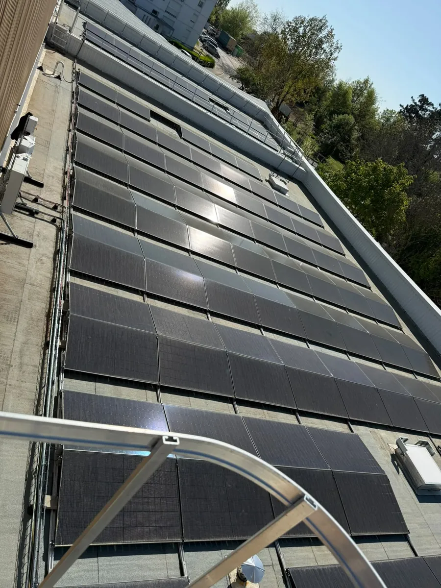 Installation photovoltaïque toiture professionnelle