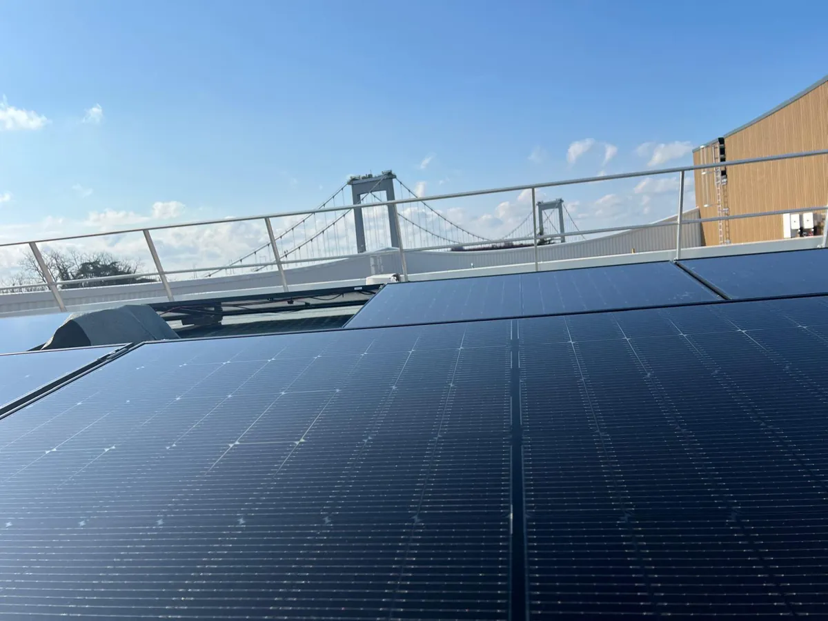 Panneaux solaires bâtiment industriel