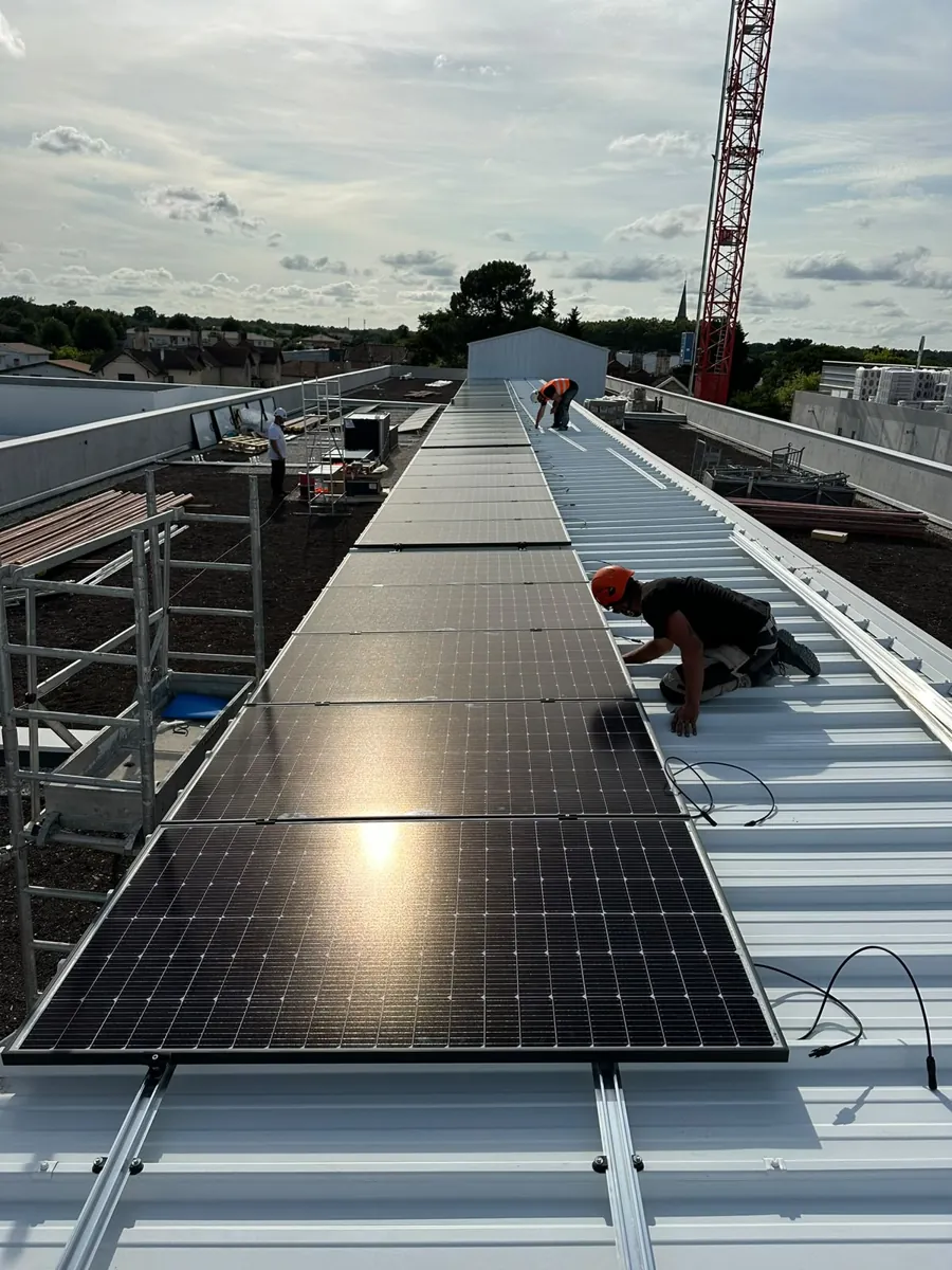 Installation photovoltaïque — pose sur toiture industrielle