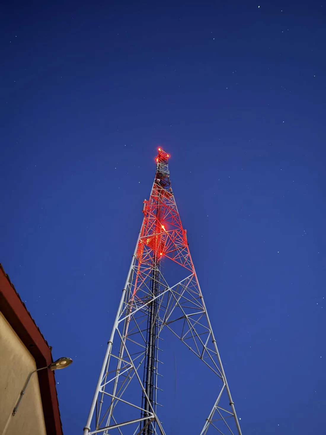Pylône télécom — mât d'antennes relais